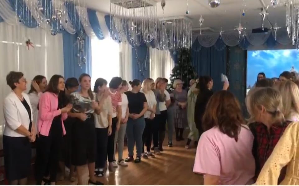Среди смеха и веселья звучали хитрые загадки и мелодии, а в центре зала образовался красочный хоровод. Каждая улыбка согревала сердца, а совместные танцы напоминали о беззаботном детстве. Педагоги не только соревновались, но и поддерживали друг друга, создавая атмосферу единства.