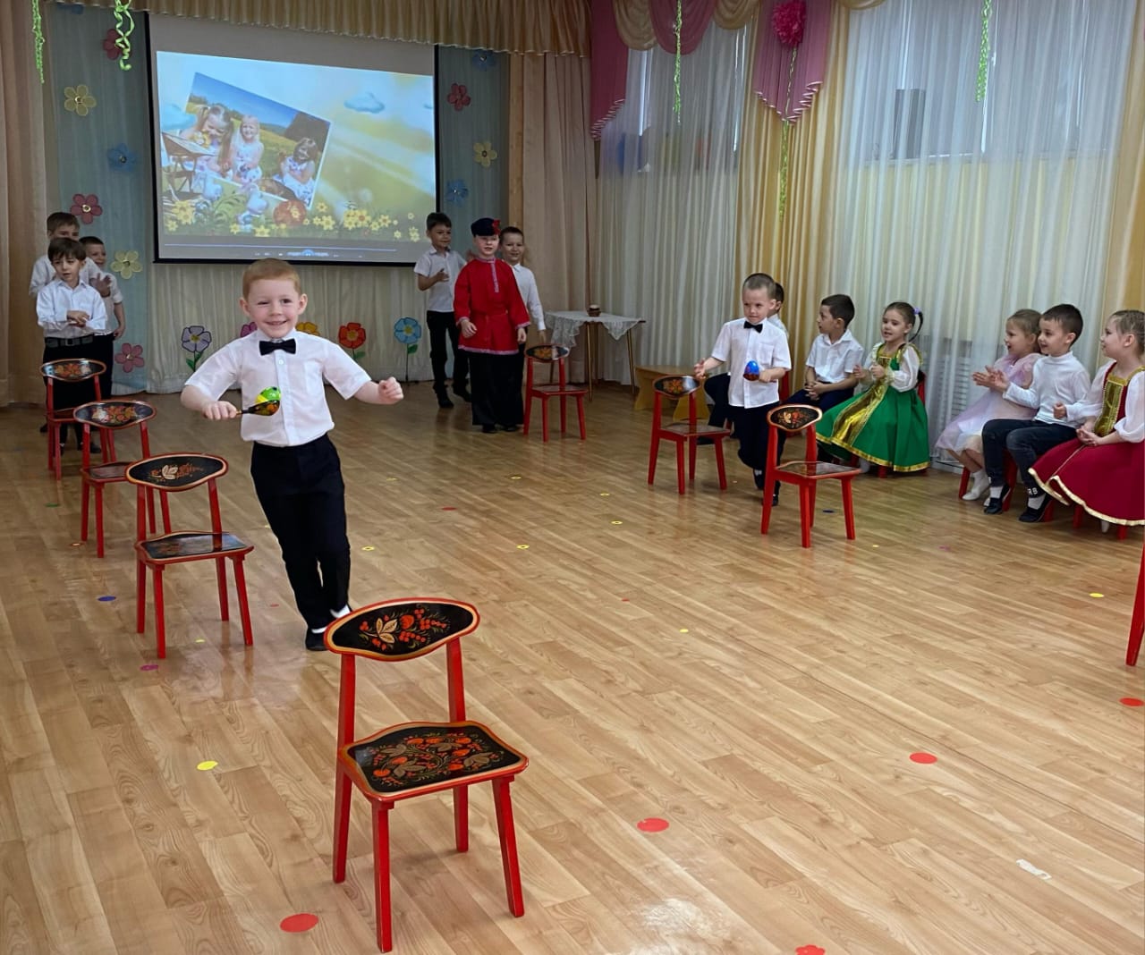 Развлечения проходят с играми, песнями и танцами