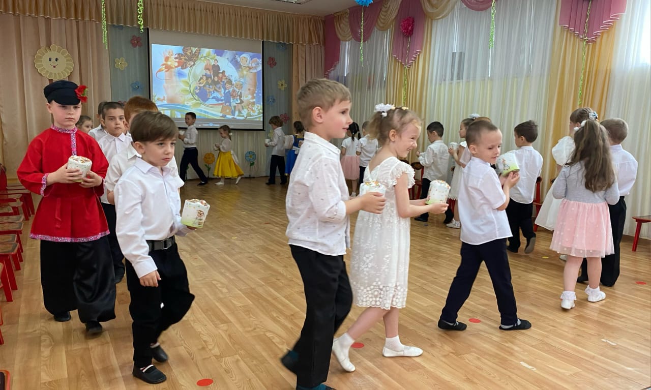 Развлечения проходят с играми, песнями и танцами