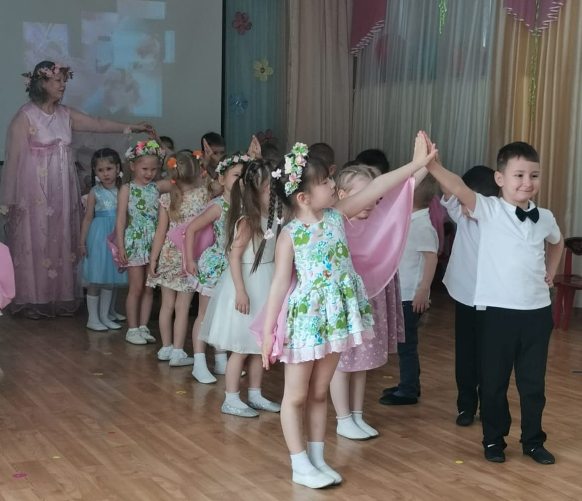 Развлечения проходят с играми, песнями и танцами
