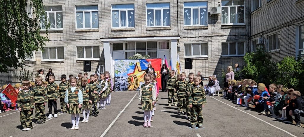 Со сцены звучали любимые всеми военные песни, наполненные героизмом и верой в победу.