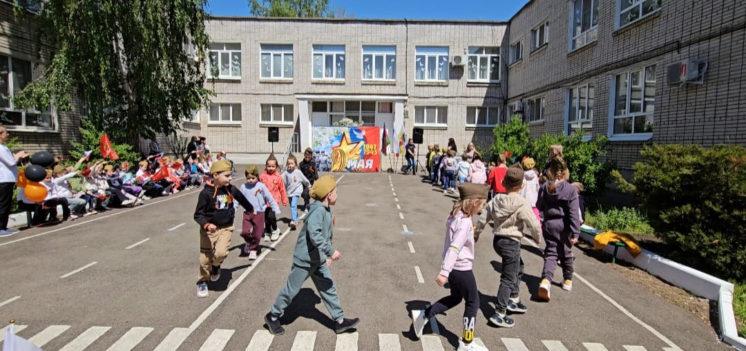 Ребята не только пели, но и маршировали