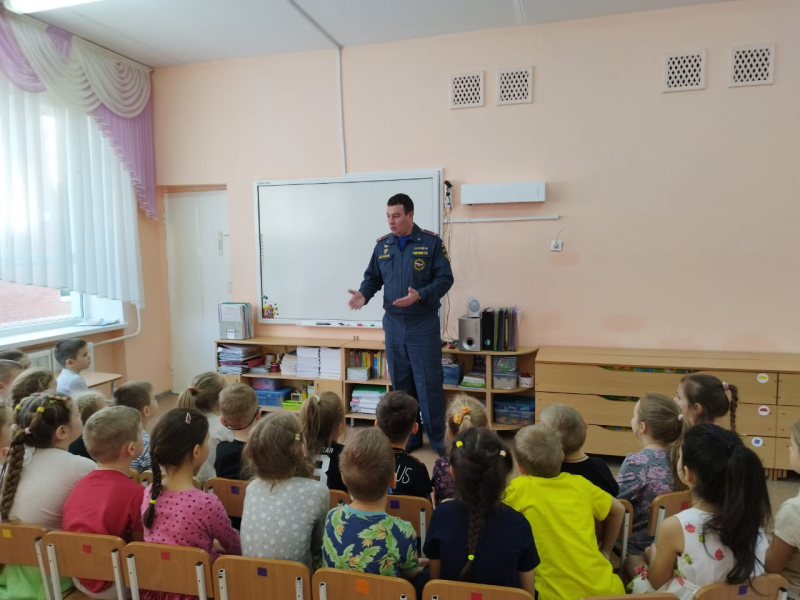 С детьми старшего дошкольного возраста была проведена увлекательная беседа с участием сотрудника МЧС, на которой воспитанники узнали о правилах езды на велосипедах, роликах, самокатах. 