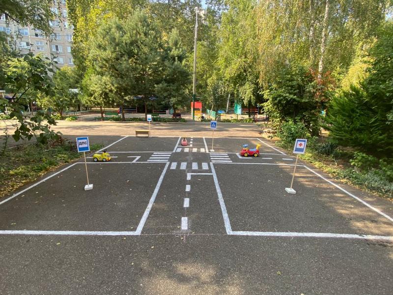 Для практического закрепления знаний на территории детского сада оборудованы транспортная площадка и «Островок безопасности».