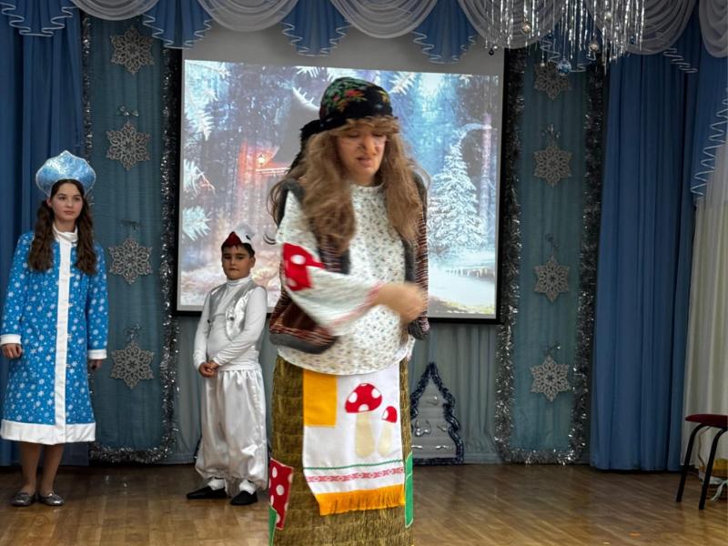 Встреча 2025 года новогоднего утренника включает яркие выступления сказочных персонажей