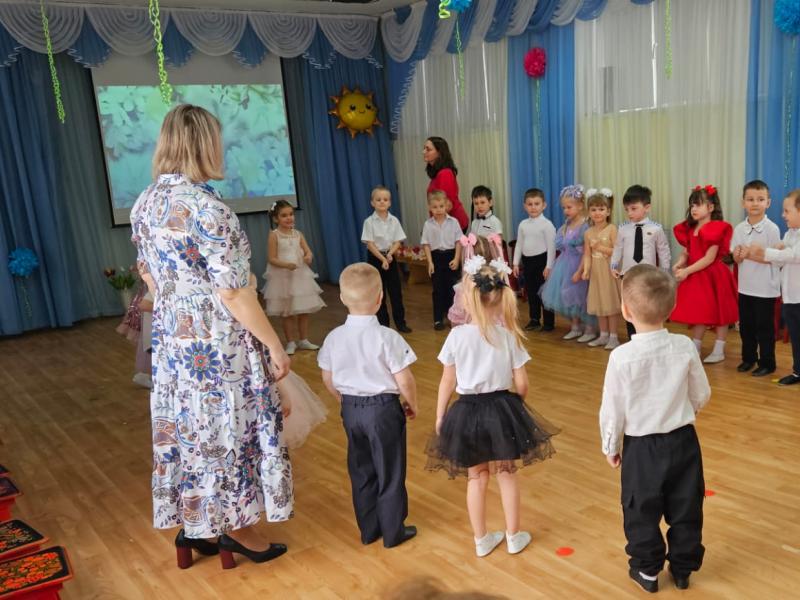 Дети пели нежные, добрые песни, читали трогательные стихотворения, танцевали для своих любимых мам. 